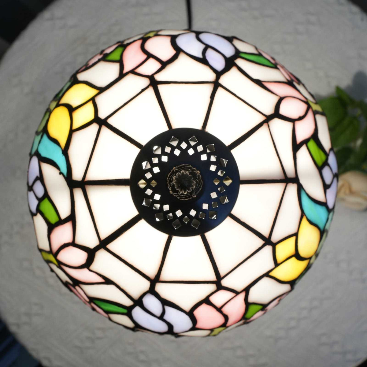 Tiffany-style table lamp with pink tulips