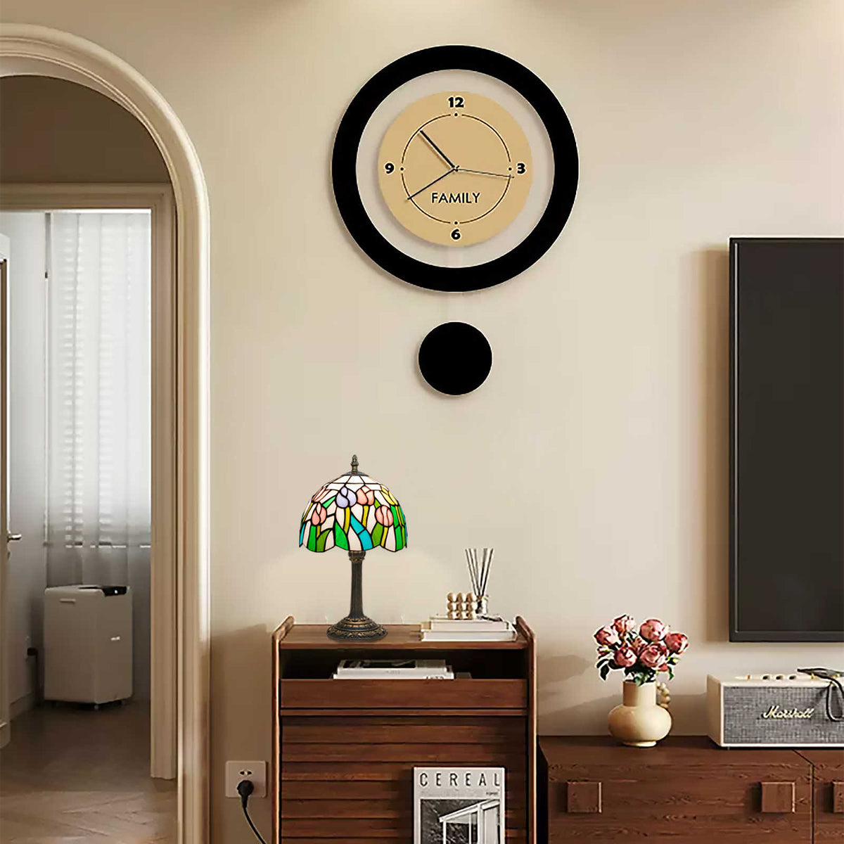Tiffany-style table lamp with pink tulips