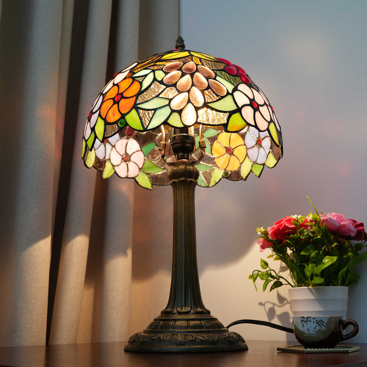 Tiffany Table Lamp in Multicolored Floral Stained Glass