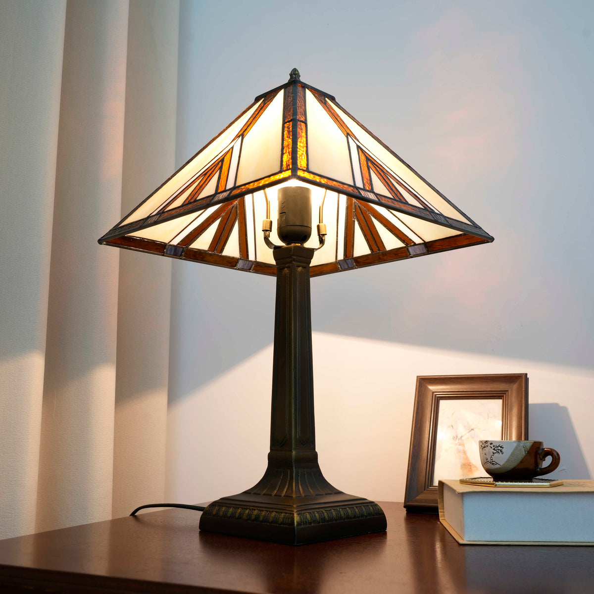 Tiffany Style Table Lamp in Bronze and Stained Glass