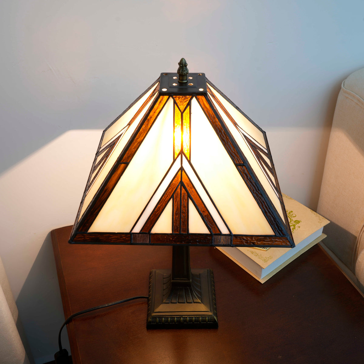 Tiffany Style Table Lamp in Bronze and Stained Glass