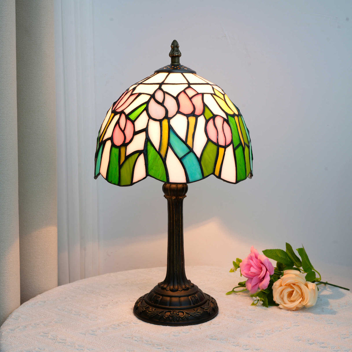 Tiffany-style table lamp with pink tulips